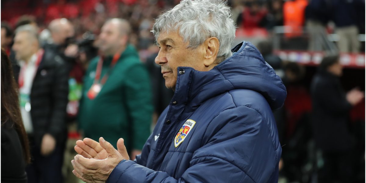 Sicriul cu trupul neînsuflețit al lui Mircea Lucescu a fost depus miercuri după-amiaza la Arena Națională din București, oferind publicului posibilitatea de a aduce un ultim omagiu marelui antrenor