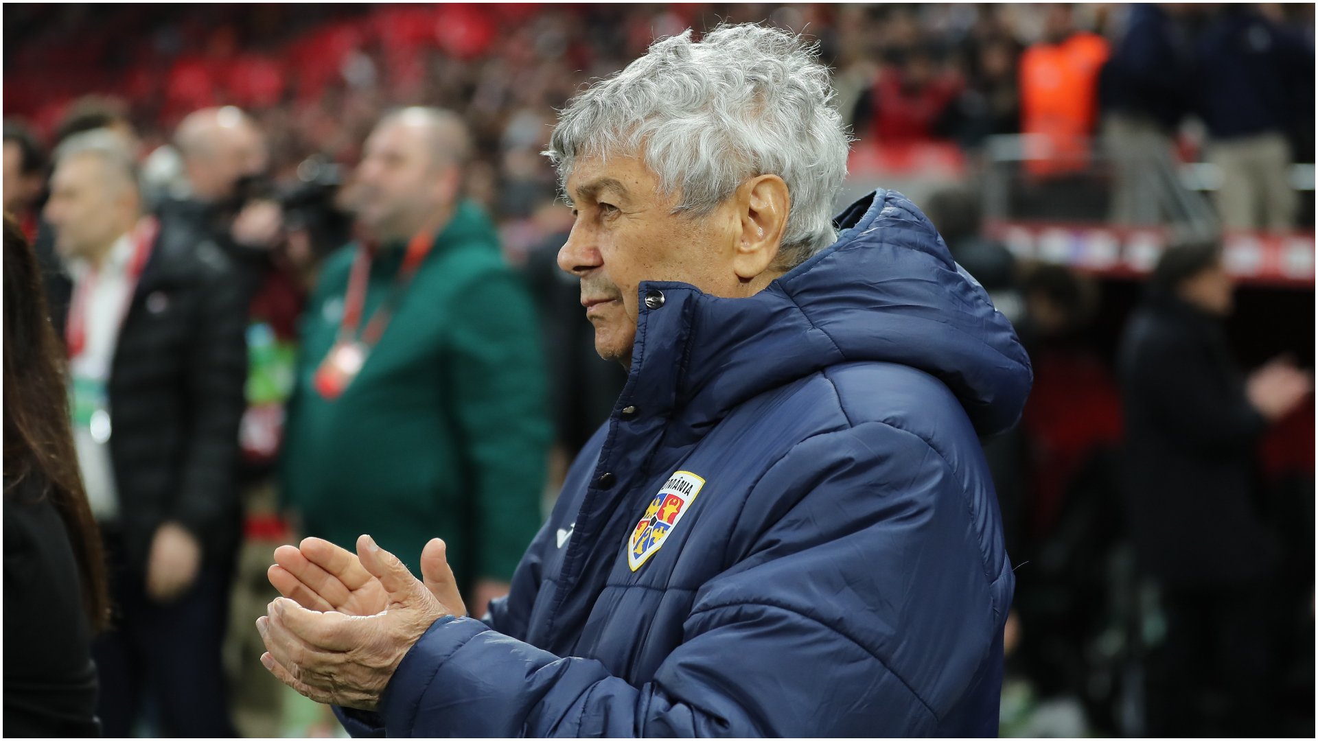 Sicriul cu trupul neînsuflețit al lui Mircea Lucescu a fost depus miercuri după-amiaza la Arena Națională din București, oferind publicului posibilitatea de a aduce un ultim omagiu marelui antrenor
