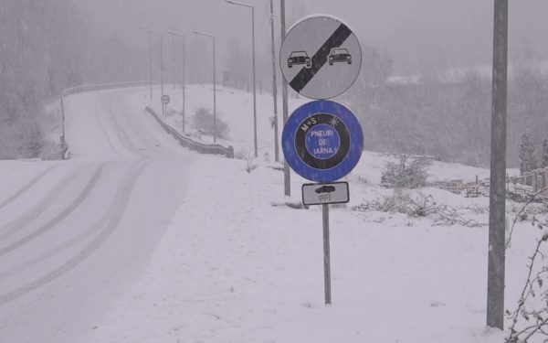 Drumarii, mobilizați pe Transalpina: Se deszăpezește între Rânca și Obârșia Lotrului