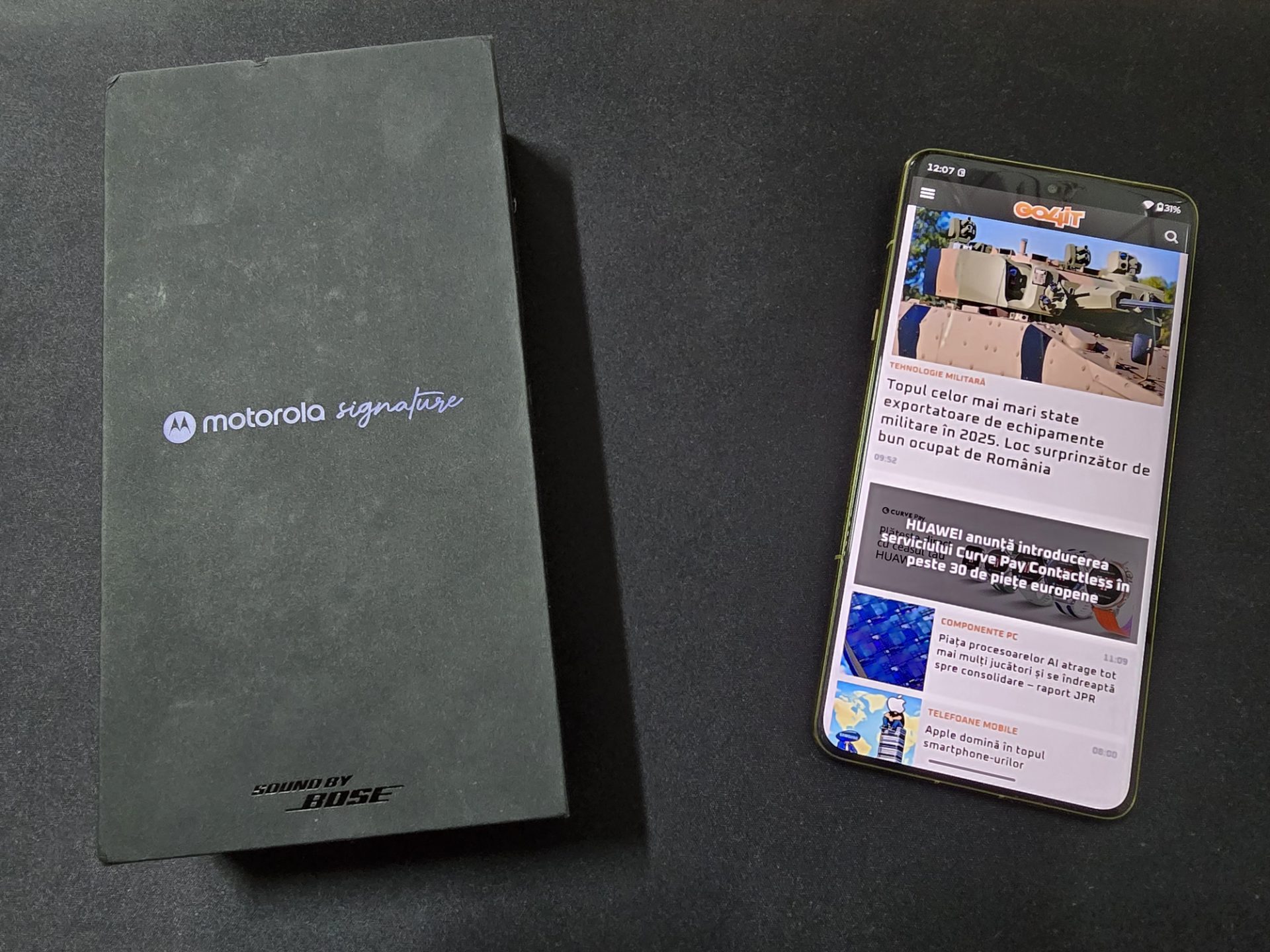 Motorola țintește din nou spre segmentul premium cu noul Signature, un telefon care promite un echilibru între eleganță și performanță, dar cu un preț care ridică semne de întrebare