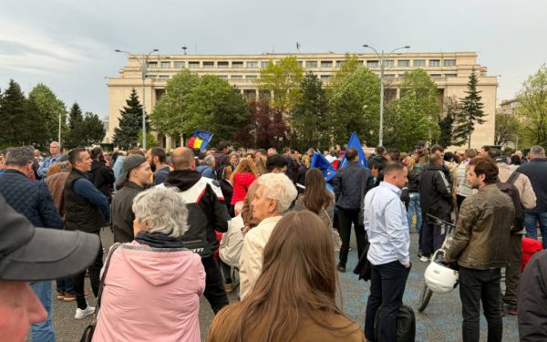 Mitigul pentru Bolojan: Piața Victoriei, plină de susținători ai premierului