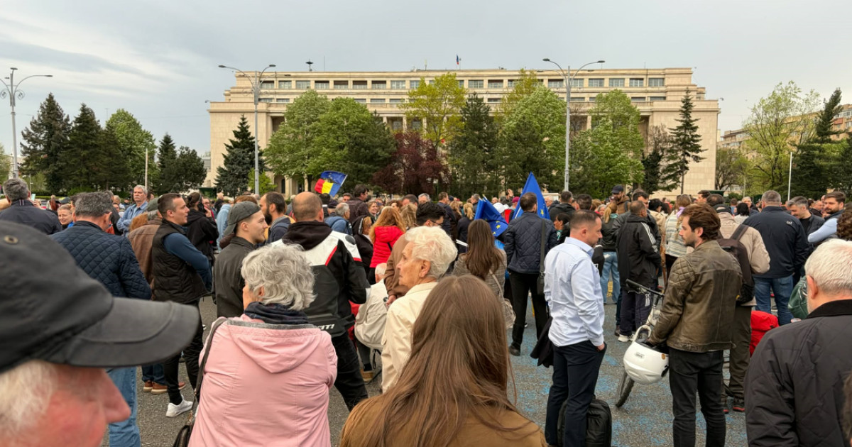 Mitigul pentru Bolojan: Piața Victoriei, plină de susținători ai premierului