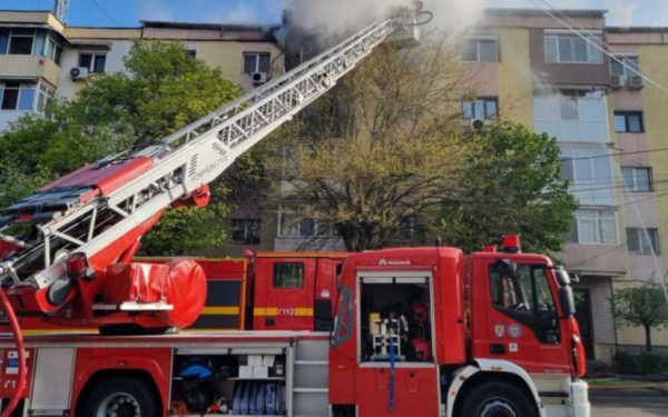 Incendiu devastator într-un bloc din Craiova: Locatari evacuați de urgență