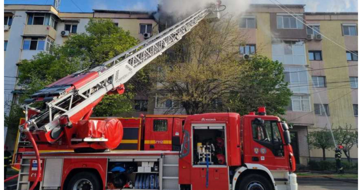 Incendiu devastator într-un bloc din Craiova: Locatari evacuați de urgență