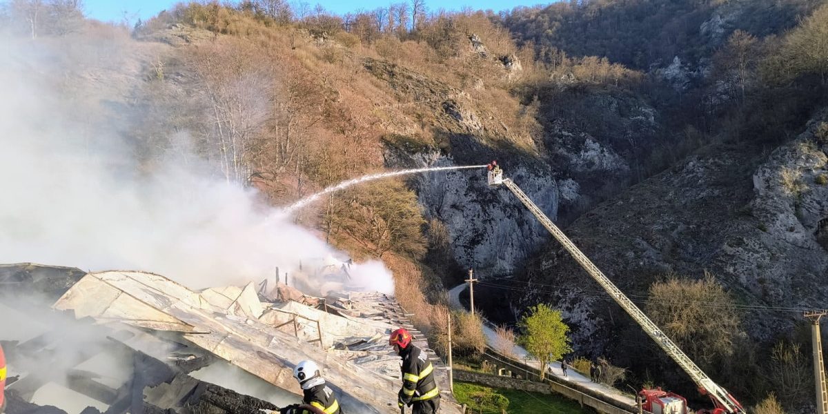 Incendiu devastator la mănăstirea din Vâlcea: Pompieri din 3 județe intervin