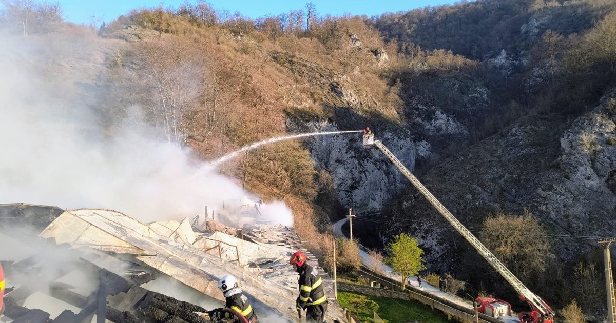 Incendiu devastator la mănăstirea din Vâlcea: Pompieri din 3 județe intervin
