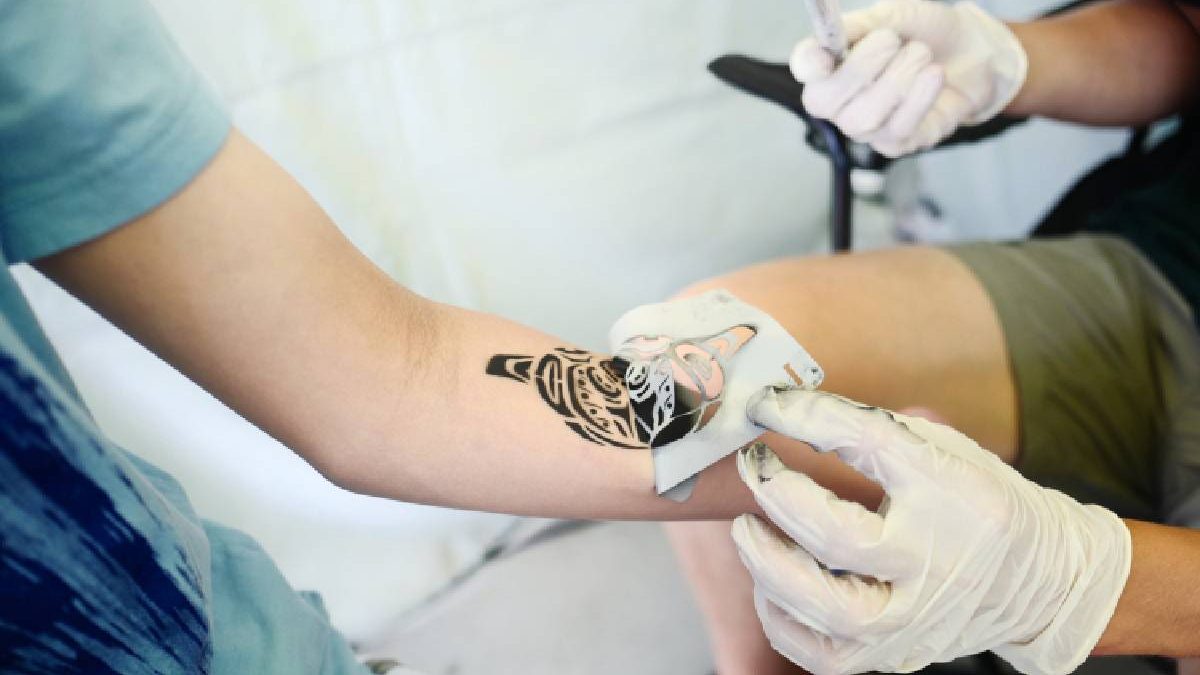Tatuajele, scut anti-melanom? Un studiu șochează lumea medicală