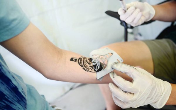 Tatuajele, scut anti-melanom? Un studiu șochează lumea medicală