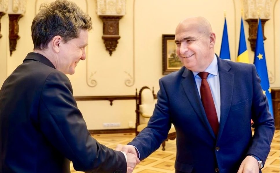 Declarație a lui Nicușor Dan privind relația cu premierul Ilie Bolojan în contextul amenințărilor PSD Președintele Municipiului București, Nicușor Dan, a afirmat marți, la Timișoara, că nu intenționează să ceară demisia premierului Ilie Bolojan în cazul în care Partidul Social Democrat amenință cu ieșirea de la guvernare