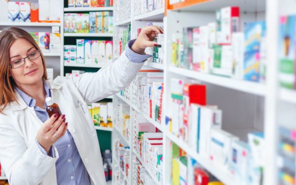 Când medicamentele lipsesc: Importul paralel, soluția din Europa, la poarta României