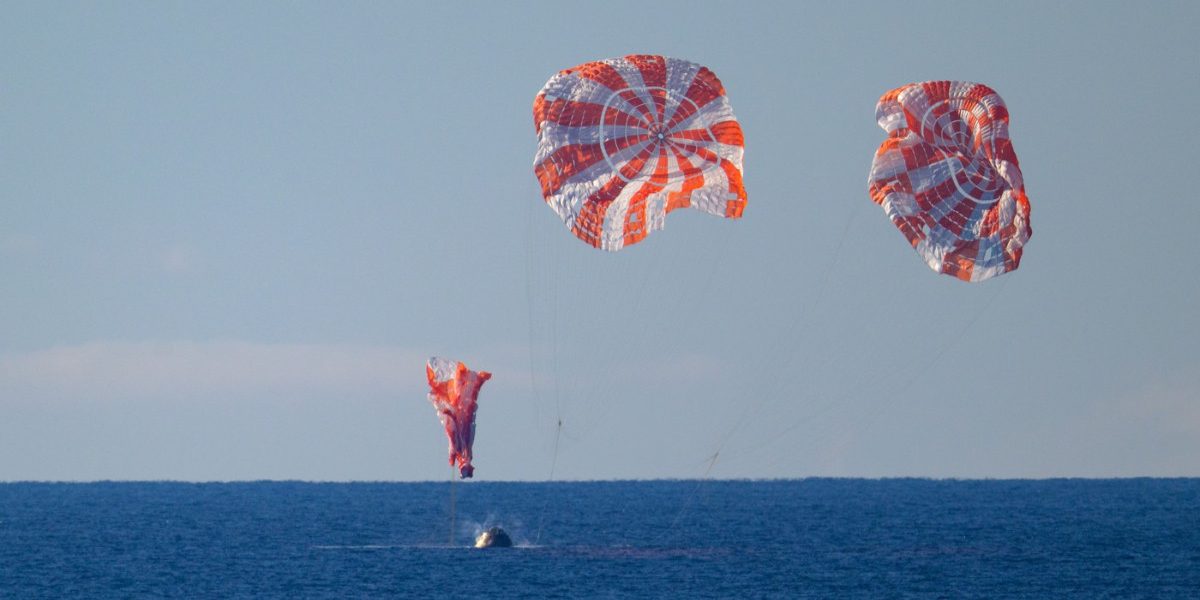 Orion a revenit! Capsula NASA a atins Pacificul, record istoric pentru Artemis II