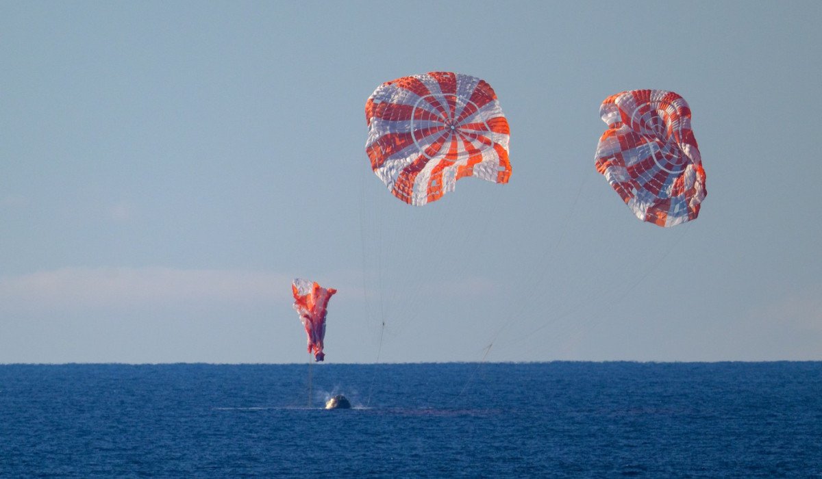 Orion a revenit! Capsula NASA a atins Pacificul, record istoric pentru Artemis II