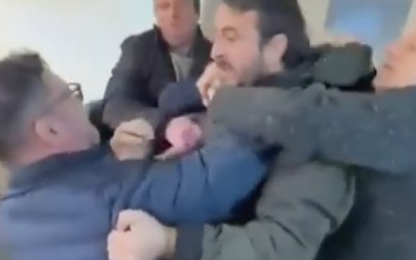 Bătaie la AUR: „Borfașule!” Scandal cu acuzații și jurăminte în sediu