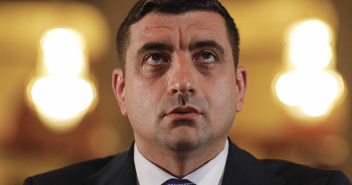 Petrişor Peiu, preşedintele Consiliului Naţional de Conducere al AUR, a afirmat că este „scos în faţă” pentru a susţine partidul, dar că această situație nu a fost impusă de voinţa sa, ci că a fost elaborată în mod strategic pentru a întări poziția formațiunii politice