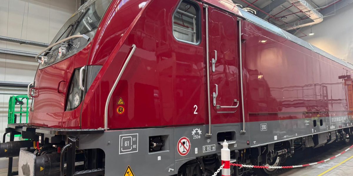 Alstom a livrat prima locomotivă electrică Traxx Passenger pentru Autoritatea pentru Reformă Feroviară (ARF) din România, marcând un pas important în modernizarea infrastructurii feroviare