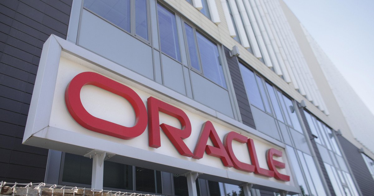 Compania americană Oracle anunță concedieri masive în contextul unor investiții amplificate în domeniul inteligenței artificiale, în timp ce acțiunile sale înregistrează scăderi semnificative pe piețele financiare