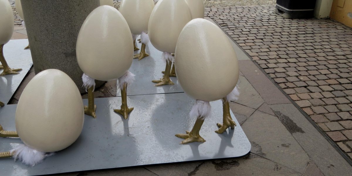 Virgil Cripcariu cere primăriei să elimine decorațiunile de Paște cu ouă cu picioare de lângă sculptura emblematică din Timișoara