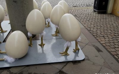 Virgil Cripcariu cere primăriei să elimine decorațiunile de Paște cu ouă cu picioare de lângă sculptura emblematică din Timișoara