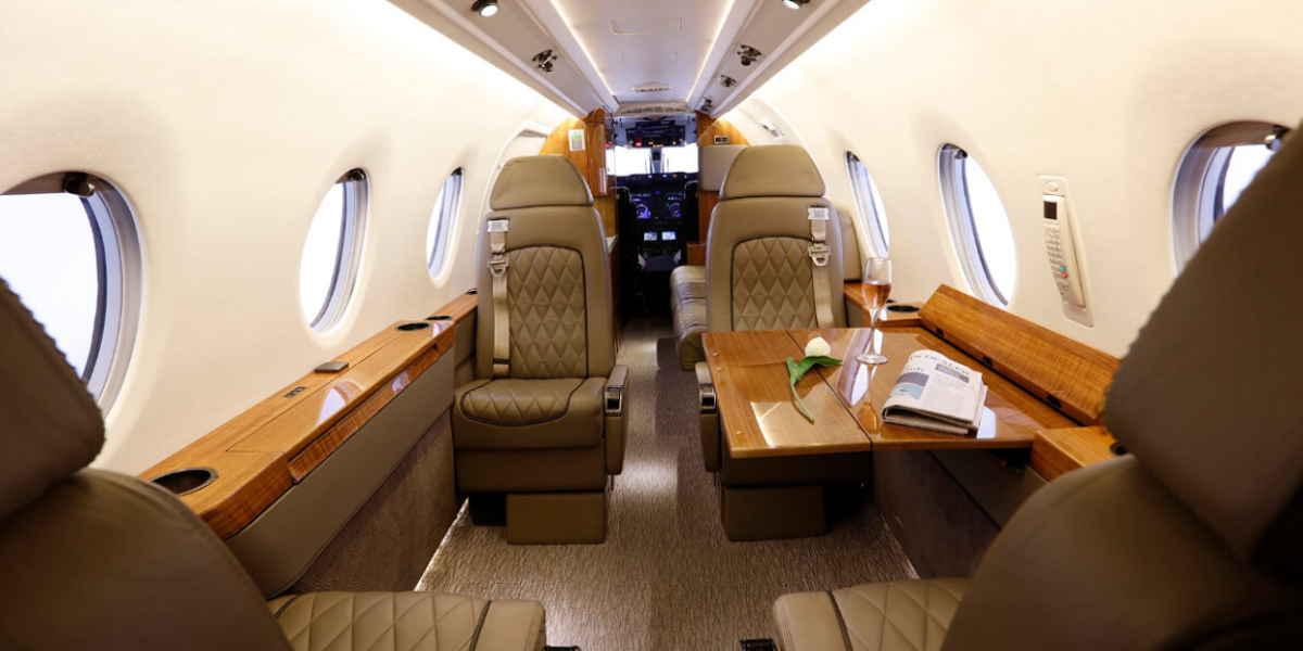 Lumina Sfântă, adusă în România cu avion privat de lux