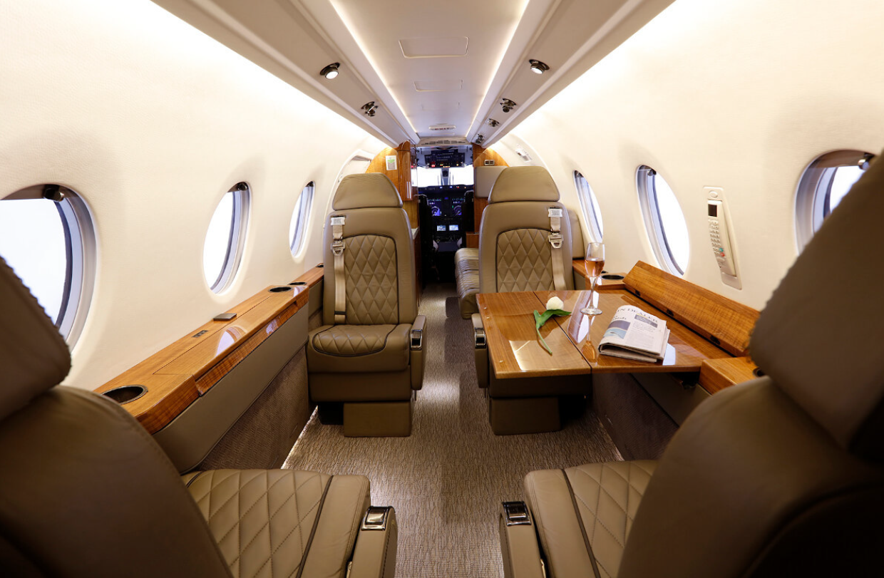 Lumina Sfântă, adusă în România cu avion privat de lux