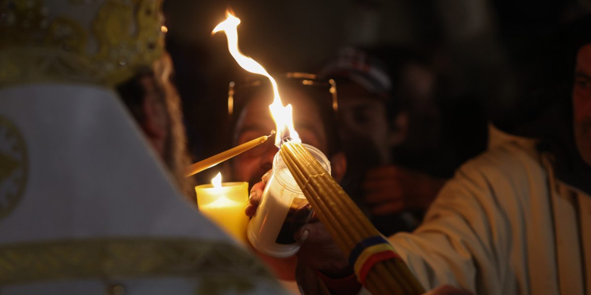 În anul 2026, Paștele va fi celebrat în date diferite de către credincioșii ortodocși și catolici, diferența de o săptămână între cele două sărbători fiind o consecință directă a sistemelor calendaristice utilizate de respectivele biserici