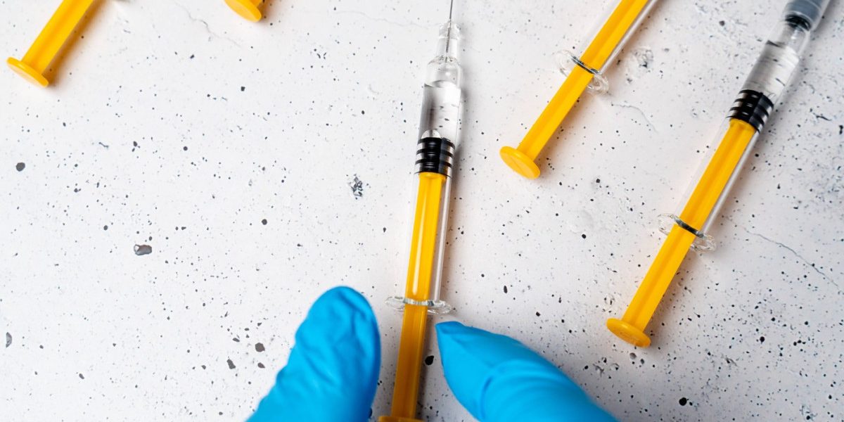 Ministrul polonez al Sănătății a anunțat că aproximativ 64 de milioane de doze de vaccin împotriva COVID-19 trebuie distruse, după ce o instanță belgiană a obligat Varșovia să respecte un acord cu gigantul farmaceutic Pfizer