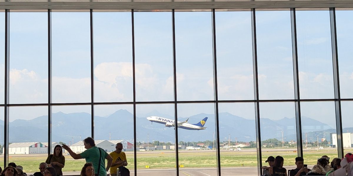 Patru aeroporturi din nordul Italiei — Milano Linate, Veneţia Marco Polo, Bologna și Treviso — urmează să implementeze restricții în aprovizionarea cu combustibil pentru zborurile comerciale până pe 9 aprilie, din cauza disponibilității limitate de combustibil de la operatorul Air BP Italia, conform informațiilor transmise de agenția EFE și preluate de Agerpres