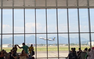 Patru aeroporturi din nordul Italiei — Milano Linate, Veneţia Marco Polo, Bologna și Treviso — urmează să implementeze restricții în aprovizionarea cu combustibil pentru zborurile comerciale până pe 9 aprilie, din cauza disponibilității limitate de combustibil de la operatorul Air BP Italia, conform informațiilor transmise de agenția EFE și preluate de Agerpres