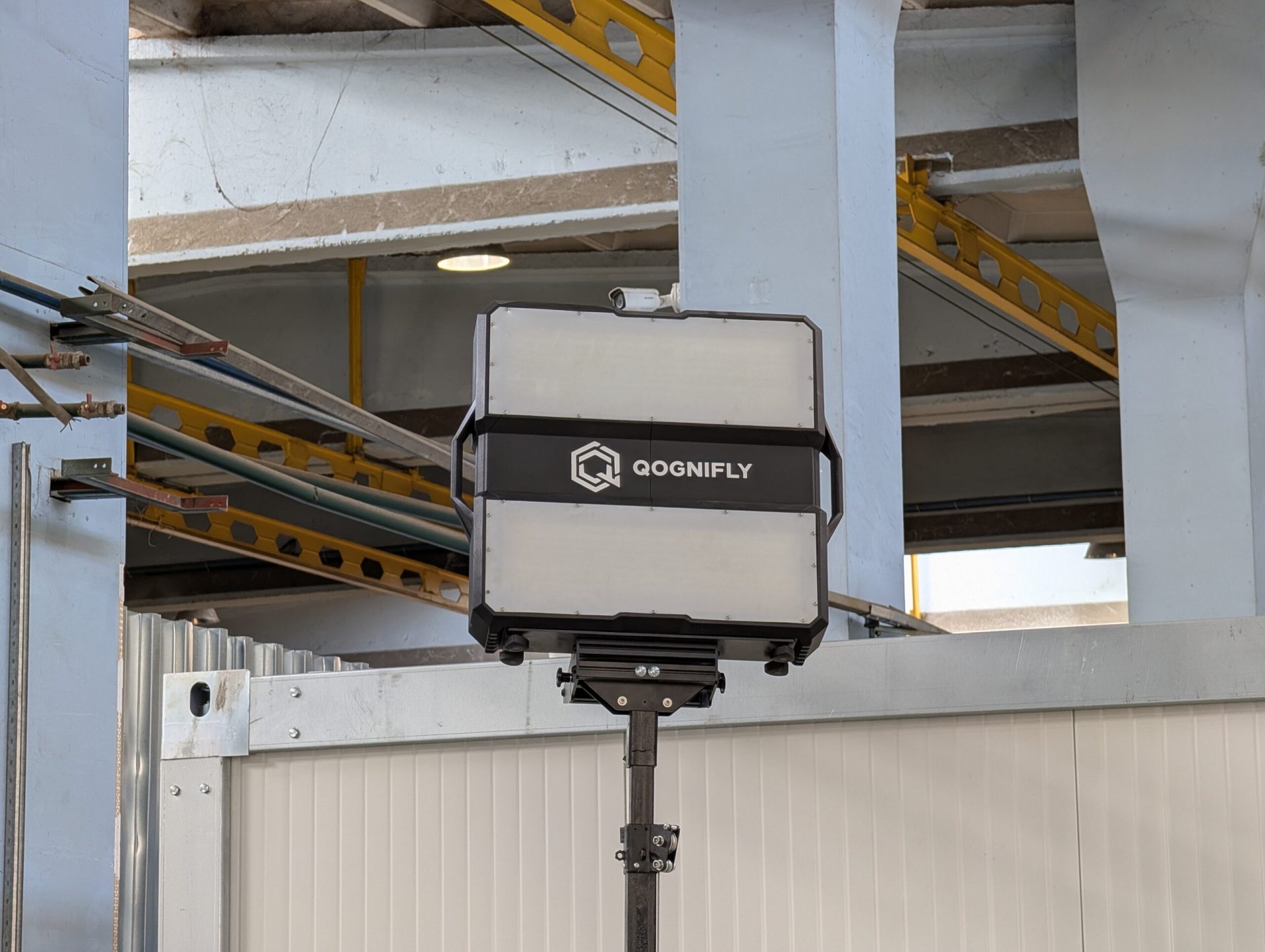 Compania românească Qognifly produce un radar antidronă utilizat în Ucraina Compania română Qognifly, specializată în producția de drone și sisteme antidronă, a dezvoltat, împreună cu un partener din Bulgaria, un radar performant