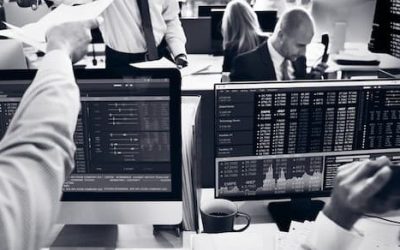 Prețurile petrolului au dat înapoi marți, în timp ce piețele fizice de țiței au atins cote record, traderii luând o pauză într-o situație de criză a ofertei care se agravează