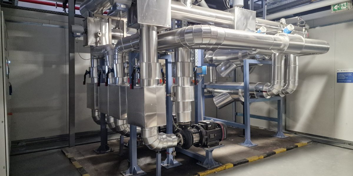 Heineken România a finalizat un proiect major de investiții în tehnologii moderne la fabricile din Craiova și Ungheni, în Mureș, accelerând tranziția către producție cu emisii reduse de carbon și consum optimizat de energie