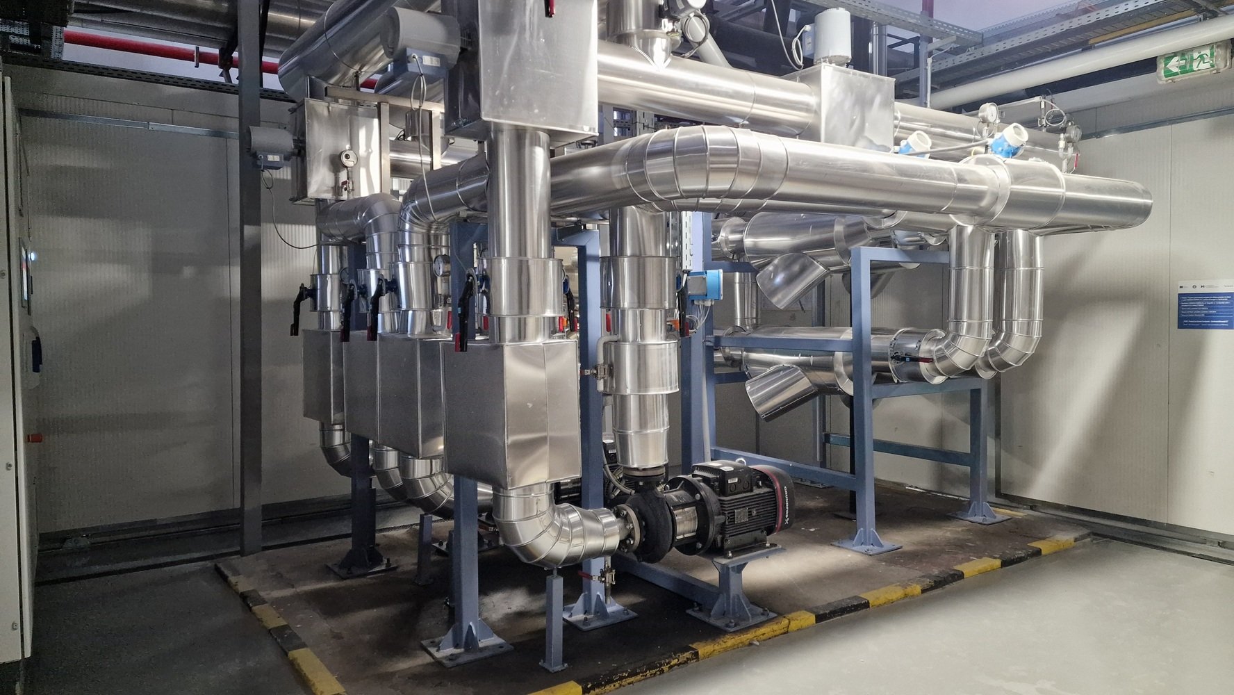 Heineken România a finalizat un proiect major de investiții în tehnologii moderne la fabricile din Craiova și Ungheni, în Mureș, accelerând tranziția către producție cu emisii reduse de carbon și consum optimizat de energie