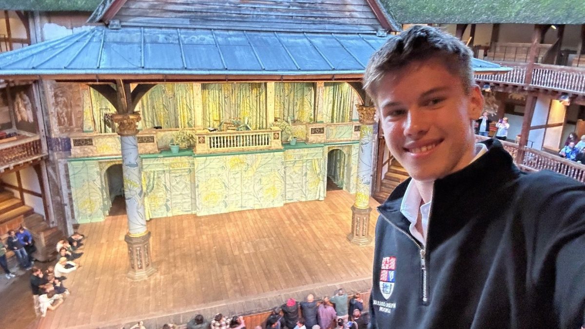 Elevul Patric, din Iași, cucerește Londra: AUR la LAMDA, elita teatrului