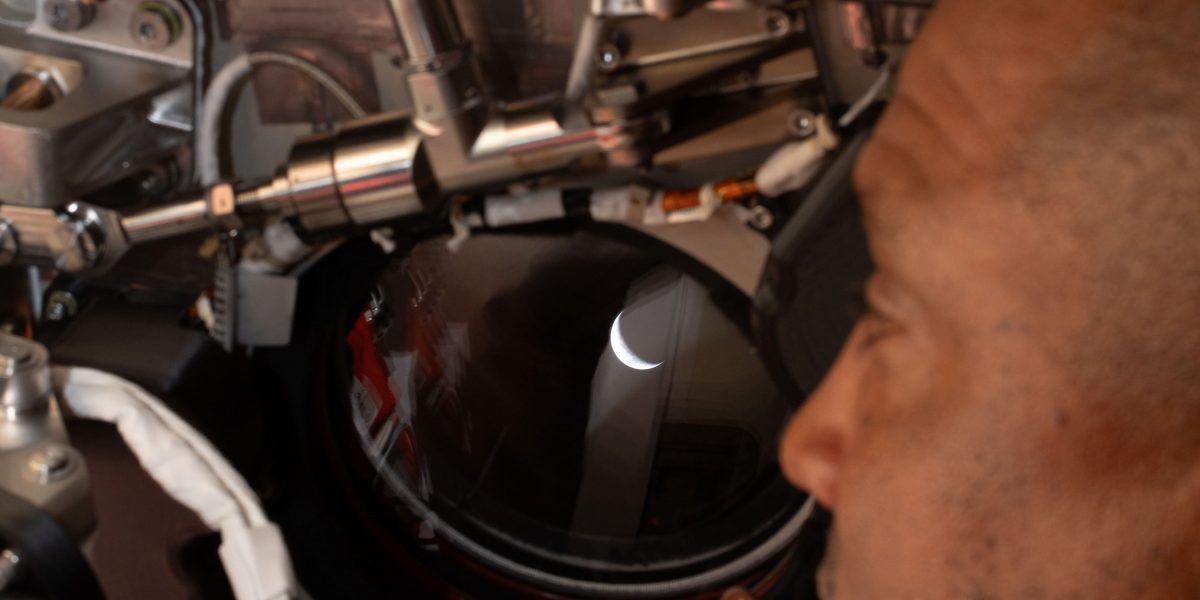 Cei patru astronauți ai misiunii Artemis au finalizat cu succes zborul deasupra Lunii, marcând un moment istoric pentru explorarea spațiului