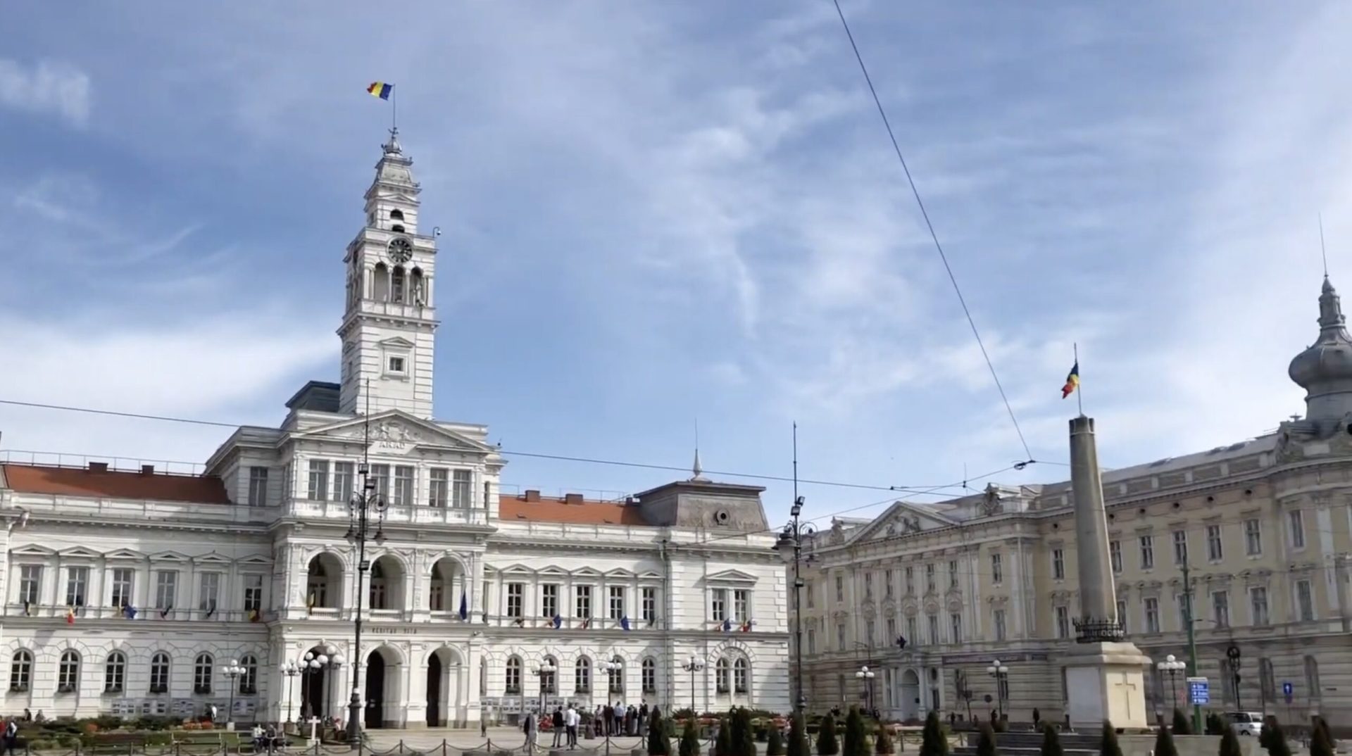 Primăria Arad nu va face disponibilizări în cadrul măsurilor de reducere a cheltuielilor Primăria Arad a anunțat oficial că nu va reduce personalul în cadrul măsurilor de ajustare a cheltuielilor, evidențiind faptul că numărul de angajați se încadrează în limitele stabilite de guvern