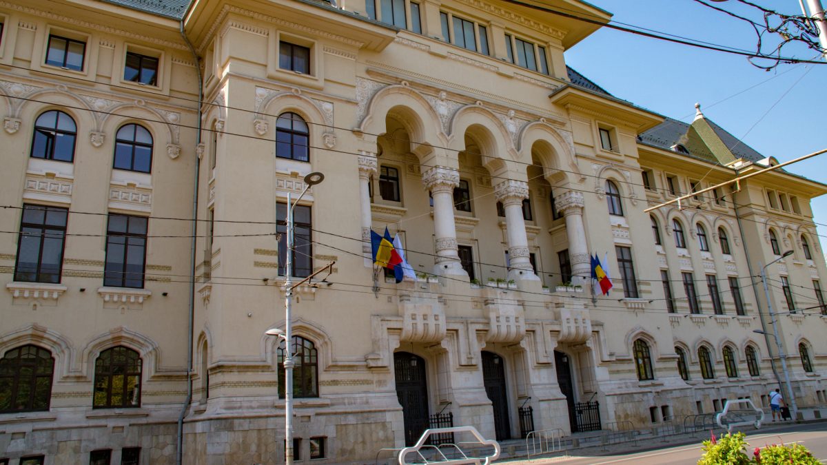 Panouri anti-cezariană în București: Primarul decide dărâmarea lor (AUDIO)