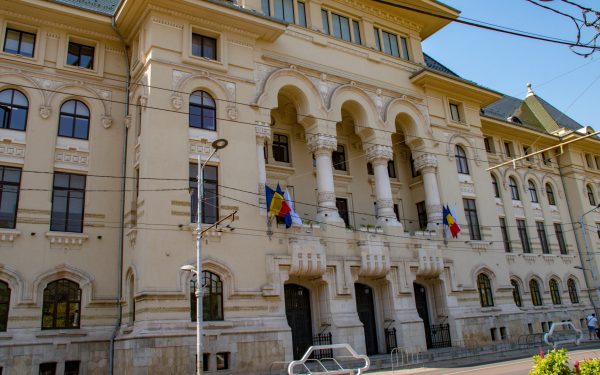 Panouri anti-cezariană în București: Primarul decide dărâmarea lor (AUDIO)