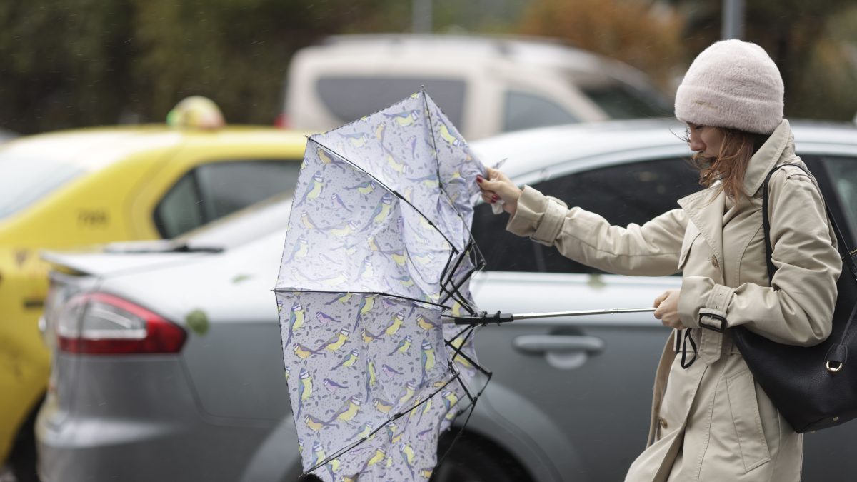 ANM: Vremea se răcește drastic! Ploi, vânt puternic și ninsori la munte