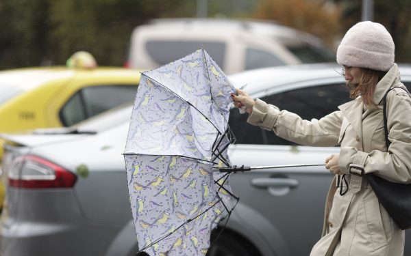 ANM: Vremea se răcește drastic! Ploi, vânt puternic și ninsori la munte