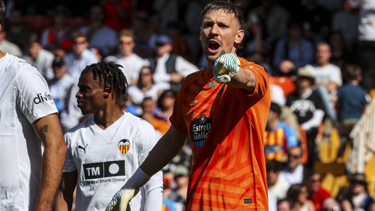 Meciurile din sferturile Europa League au debutat cu un spectacol de goluri, inclusiv o partidă în care portarul român Andrei Ionuț Radu a fost pus la încercare