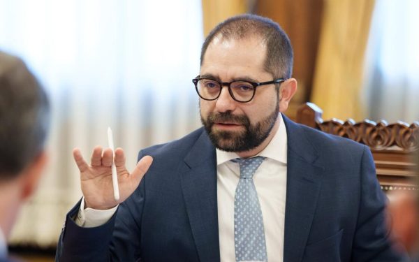 Raționalizare la pompă în România? Burnete: Riscul persistă, problemele nu dispar