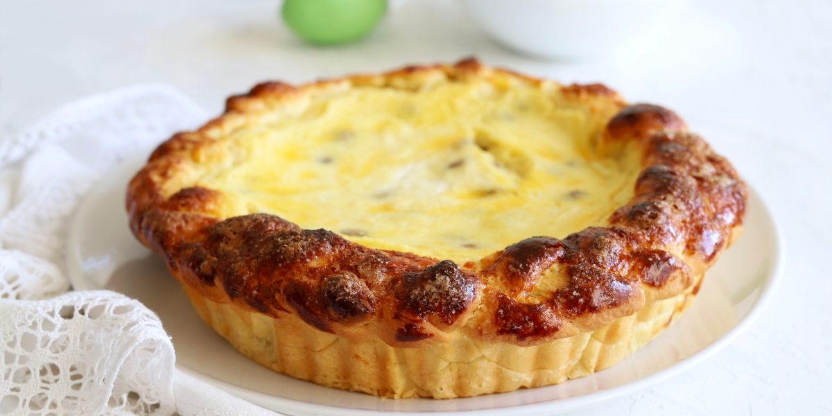 Imaginea atașată, care ilustrează o pască vegană apetisantă, promite o alternativă delicioasă și sănătoasă la desertul tradițional de Paște