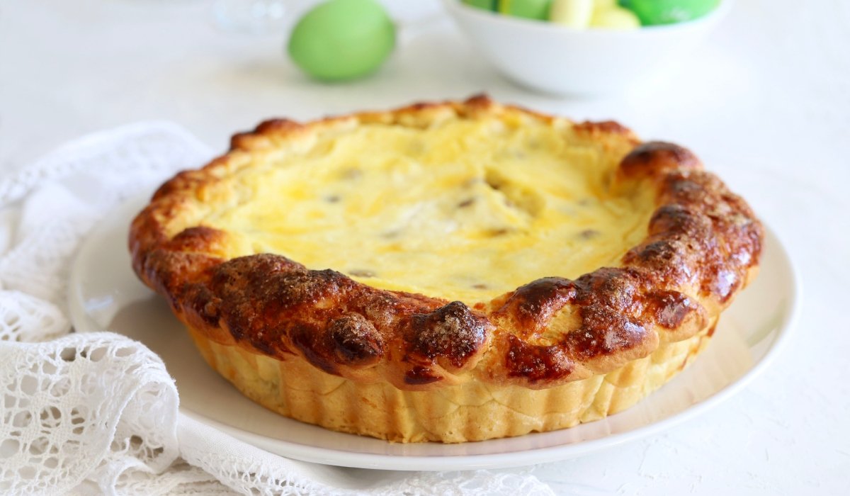 Imaginea atașată, care ilustrează o pască vegană apetisantă, promite o alternativă delicioasă și sănătoasă la desertul tradițional de Paște