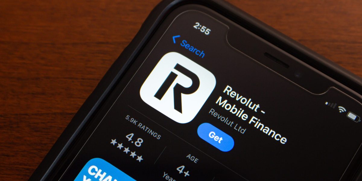 Revolut, una dintre cele mai populare platforme financiare digitale din Europa, a fost amendată cu 11,5 milioane de euro de autoritățile din Italia pentru prezentarea unor informații înșelătoare despre comisioane și condițiile de investiții