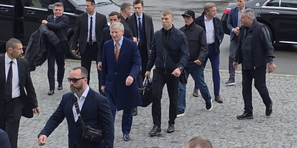 Imaginea afișează o fotografie cu Rinat Ahmetov, un om de afaceri ucrainean, la Arena Națională