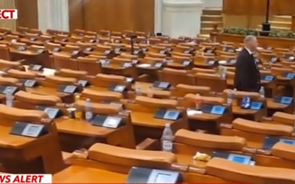 Meniu "anticriză" pentru SENATORI și DEPUTAȚI. Parlamentarii, privilegiații austerității