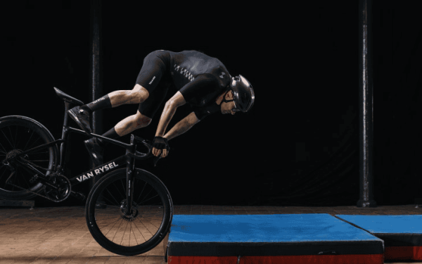 Decathlon revoluționează: Airbag integrat în costum, pentru bicicliști!