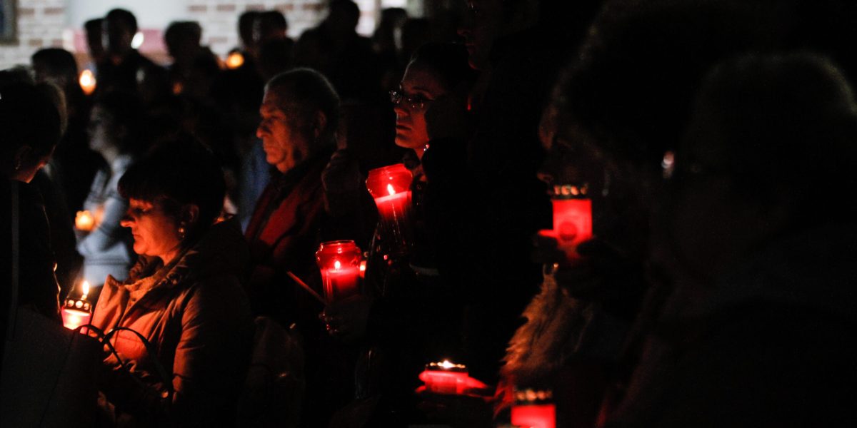 Trei din patru români vor merge la Slujba de Înviere anul acesta și preferă să petreacă Paștele acasă, arată un sondaj recent