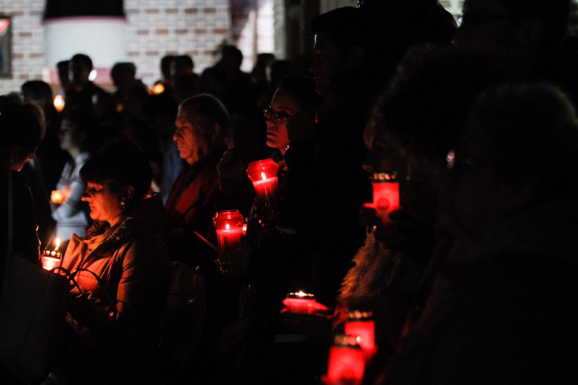 Trei din patru români vor merge la Slujba de Înviere anul acesta și preferă să petreacă Paștele acasă, arată un sondaj recent