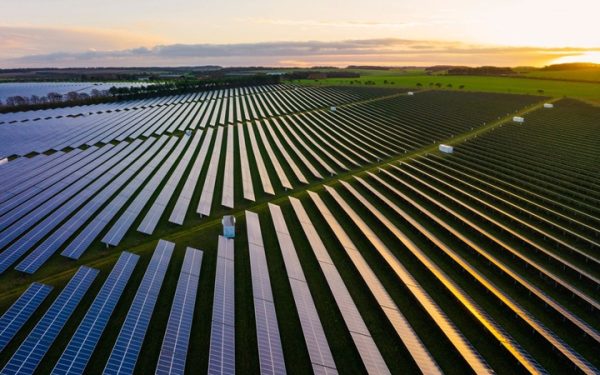 Marea Britanie dă undă verde celei mai mari ferme solare: 180.000 de case alimentate